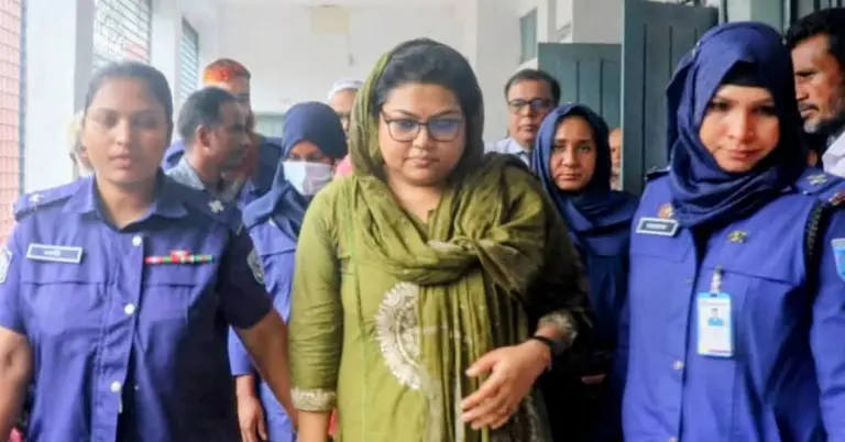 আদালত প্রাঙ্গণে কাজী মৌসুমী